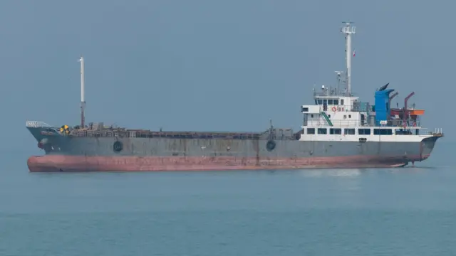 29 अप्रैल, 2024 को दक्षिणी ईरान के बुशहर प्रांत में बंदरगाह के पास फारस की खाड़ी में एक तेल टैंकर 