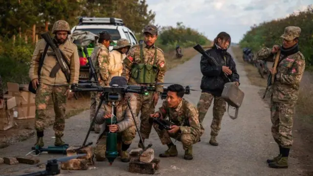 বিদ্রোহীরা বিভিন্ন জায়গায় সেনাবাহিনীর বিরুদ্ধে তীব্র প্রতিরোধ গড়ে তুলেছে।
