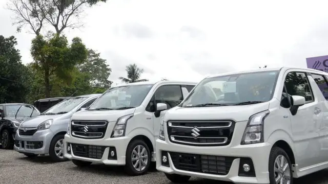 " ඊයේ මම එක වාහනයක් විකුණුවේ ලංකාවට ගේද්දී මිල වෙච්ච ගානට වඩා රුපියල් ලක්ෂයක් අඩුවෙන්. මම ඒක එහෙම හරි දුන්නේ නැත්නම් මට තව කවුරු හරි බයර් කෙනෙක් එනකම් බලන් ඉන්න වෙනවා. අඩුම තරමින් වාහනයක් ගැන අහලා දැන් කෝල් එකක් වුනත් එන්නේ අඩුවෙන්.''