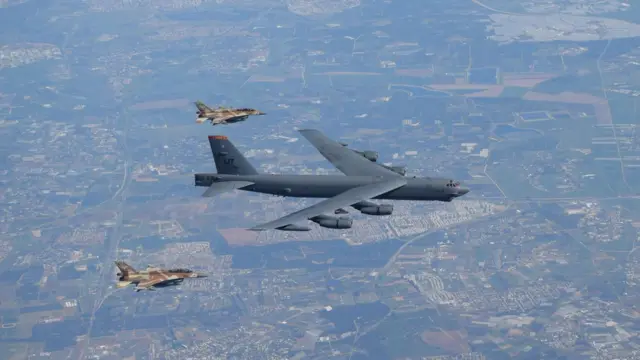 ب ۵۲ و دو جنگنده اف ۱۶