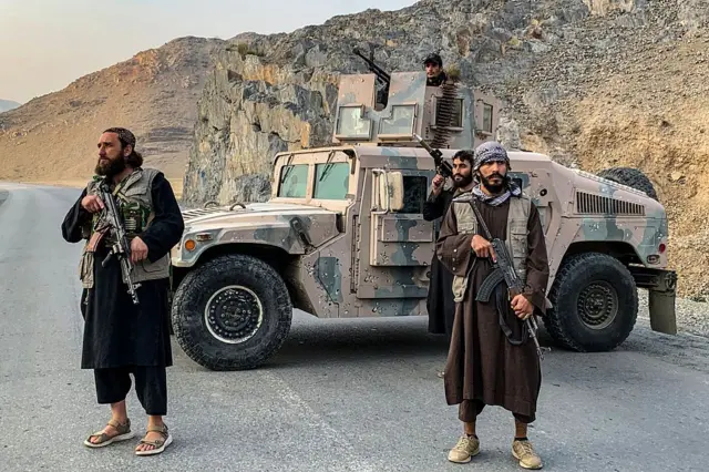 Personal de seguridad talibán monta guardia cerca del paso fronterizo de Torkham entre Afganistán y Pakistán, en la provincia de Nangarhar, el 27 de febrero de 2026.