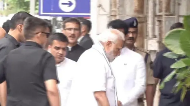 पंतप्रधान मोदी अहमदाबादमधील हॉस्पिटलला भेट देताना 