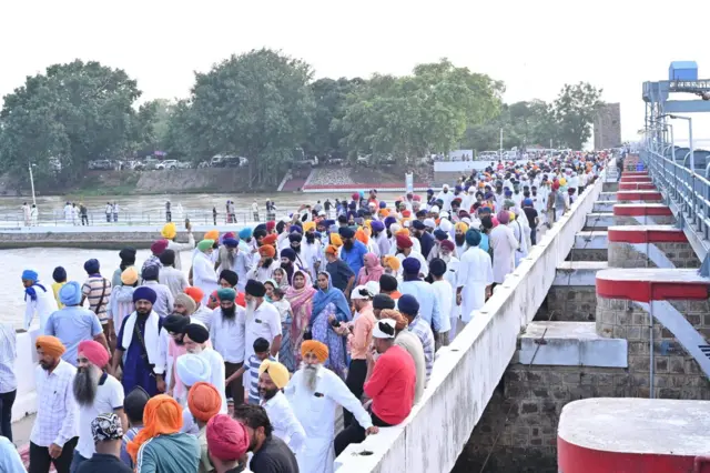 ਹਰੀਕੇ ਪੱਤਣ ਵਿਖੇ ਲੋਕਾਂ ਦਾ ਇਕੱਠ।