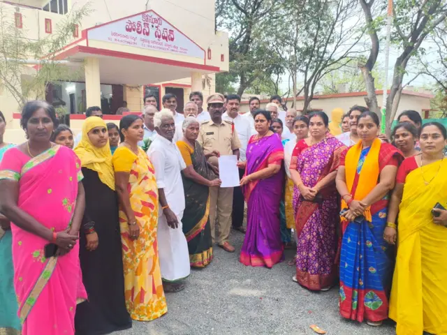 పోలీస్ స్టేషన్లో మహిళల ఫిర్యాదు