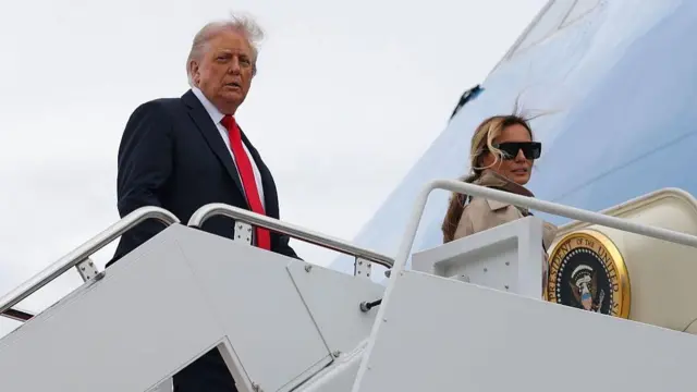 ፕሬዝዳንት ትራምፕ እና ባለቤታቸው ሜላኒያ ወደ ኤር ፎረስ ዋን አውሮፕላን ሲገቡ