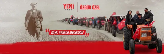 Atatürk ve ünlü sözü Köylü Milletin Efendisidir yazan bir fotoğraf kolajı bu. Özgür Özel traktörün üzerinde bir traktör konvoyunun en önünde yer alıyor. Yeni Parti logosu da orada