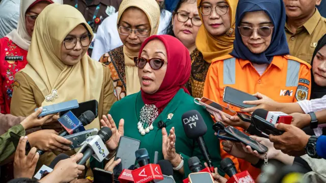 Menteri Pemberdayaan Perempuan dan Perlindungan Anak (PPPA) Arifah Fauzi (tengah) didampingi Direktur SDM dan Kelembagaan PT KAI Atih Nurhayati (kanan) menjawab pertanyaan wartawan saat menjenguk korban kecelakaan kereta api di RSUD Bekasi, Jawa Barat, Selasa (28/04).