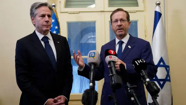 El Secretario de Estado de los Estados Unidos, Antony Blinken (izq.), y el Presidente de Israel, Isaac Herzog (derecha) en una rueda de prensa conjunta.