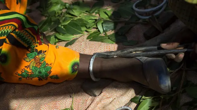 በከረዩ የምታገባ ሴት እግር ላይ አምባር ሲታሰር