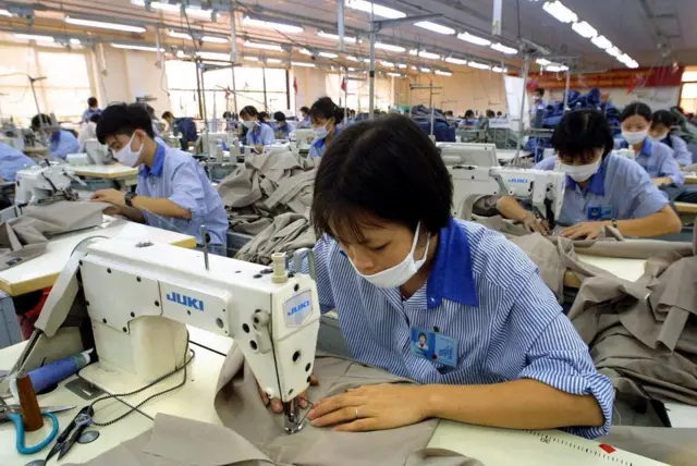 Công nhân đang may quần áo ở Công ty May 10 