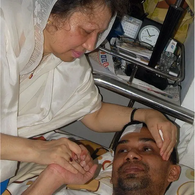 सेप्टेम्बर २००८ मा जेलबाट रिहा भएपछि आफ्ना बिरामी छोरा तारिक रहमानलाई भेट्दै जिया