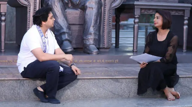 बसपा के नेशनल कोऑर्डिनेटर आकाश आनंद से बात करतीं बीबीसी संवाददाता सारिका सिंह