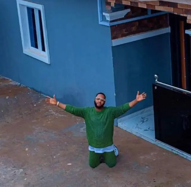 Trinity Guy kunlẹ ninu ile rẹ