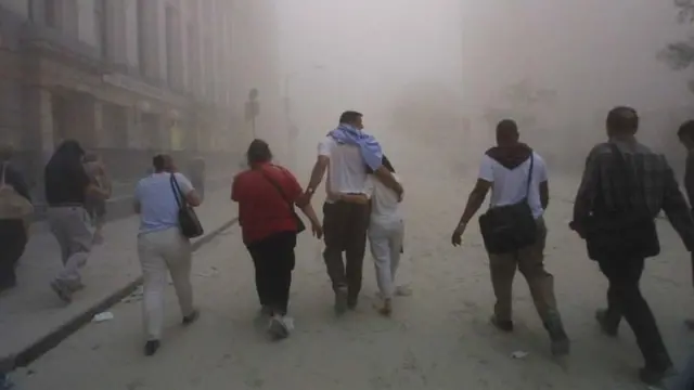 Binaların çökmesiyle sokakları yoğun bir toz bulutu kapladı