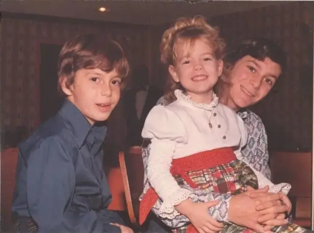 دو پسر نوجوان، و یک دختر بچه که در آغوش یکی از پسران است