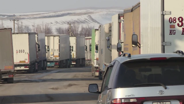 Кыргыз-казак чек арасындагы оор жүк ташуучу унаалар