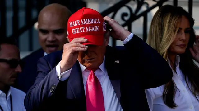 Donald Trump con una gorra MAGA. 