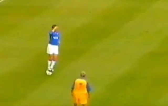 Andrei Kanchelskis ahagaze ku mupira 