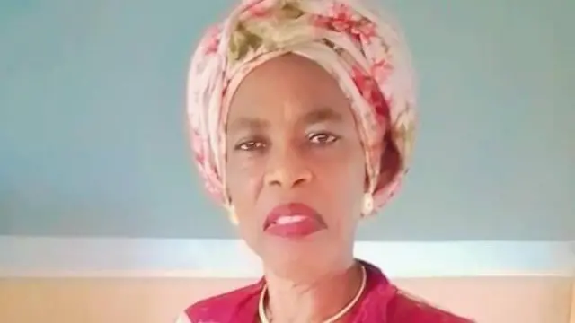 Nike Gboye (Iya Ibeji ọmọ araye le) O we gele, wo aṣọ alawọ pupa. O ṣe oju rẹ rekete pẹlu atike, o si kun ete rẹ ni pupa. Iya Ibeji lo yẹti ati egba ọrun ninu aworan yii.