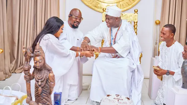 Baba Ijesha, iyawo rẹ ati Ooni ninu aafin Ooni Ile Ife