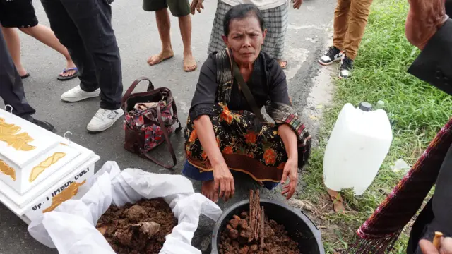 Prosesi mangongkal holi.