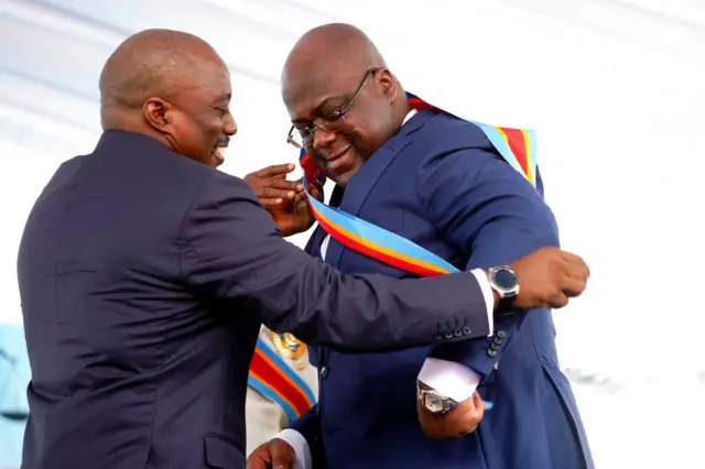 Tshisekedi yashinje uwo yasimbuye Joseph Kabila (ibumoso bahererekanya ubutegesi) ko ari we uri inyuma y'ibirimo kuba, ibyo umuvugizi we yahise ahakana
