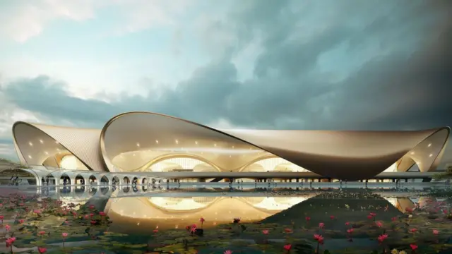 Photo Caption- हे विमानतळ 1,100 हेक्टरपेक्षा जास्त क्षेत्रात पसरलेलं आहे. येत्या काही वर्षांत त्यावर चार टर्मिनल्स तयार होतील, जिथून दरवर्षी सुमारे 9 कोटी प्रवासी प्रवास करू शकतील.