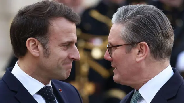 Президент Франції Еммануель Макрон вітає британського прем'єр-міністра Кіра Стармера під час зустрічі щодо ситуації в Україні, 17 лютого 2025 року в Парижі