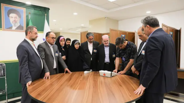 انتخابات هیئت رئیسه مجلس شورای اسلامی برای اولین بار از زمان تاسیس آن در محل غیراز صحن علنی برگزار شد 