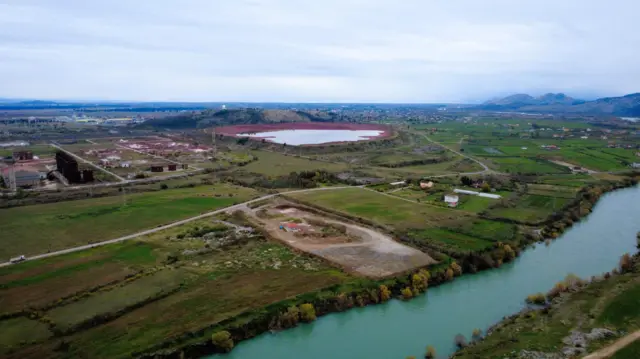 Pogled iz vazduha na Botun i bazen crvenog mulja