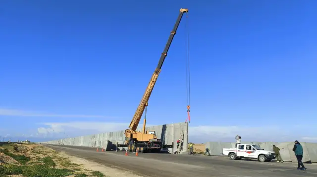 Возведение бетонной стены на границе Газы и Египта