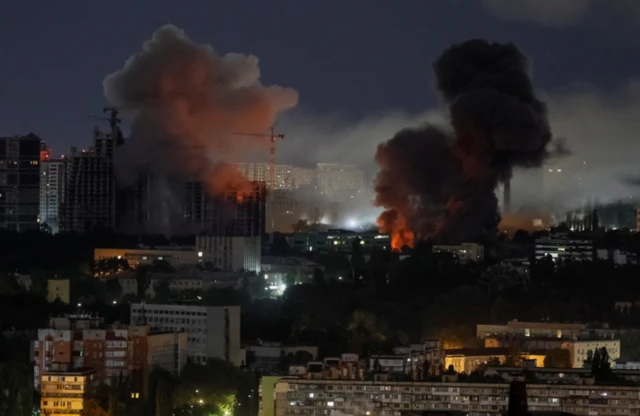 Дым над Киевом ночью во время ракетной атаки