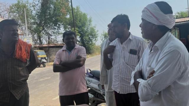 दाभडी के मुख्य चौराहे पर चर्चा करते ग्रामीण