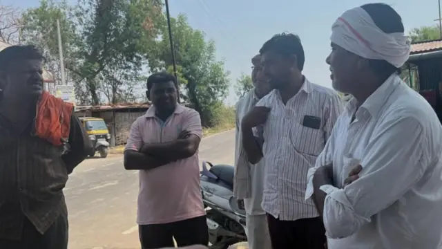 दाभडी के मुख्य चौराहे पर चर्चा करते ग्रामीण