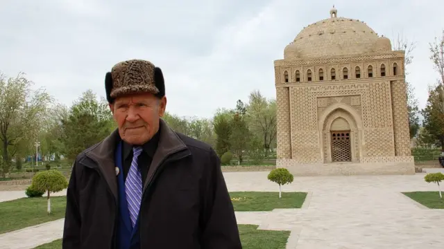 اسد گلزاده بخارایی همواره از زادگاهش بخارا، و از مشترکات فرهنگی و زبانی مردم پارسی‌گو، با افتخار سخن می‌گفت