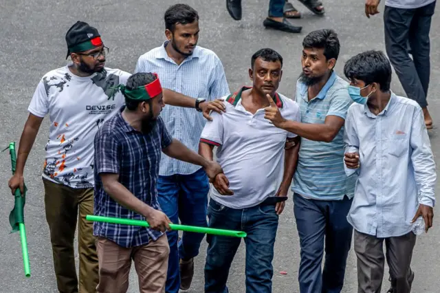 ১৫ই আগস্ট ধানমন্ডি ৩২ নম্বর সড়কের আশপাশে আওয়ামী লীগ সমর্থক সন্দেহে অনেকের ওপর হামলা হয়েছে। 