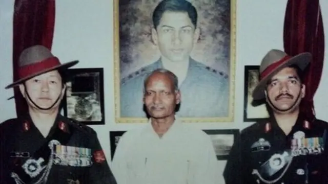 కల్నల్ లలిత్ రాయ్ (ఎడమ నుండి మొదటి వ్యక్తి)