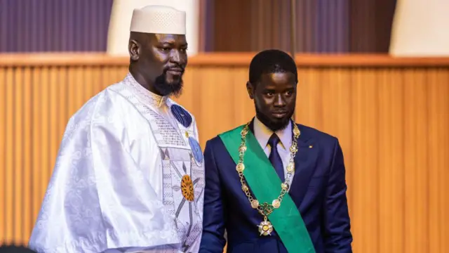 Foto of Bassirou Faye and President Mamady Doumbouya during Faye'sInauguration