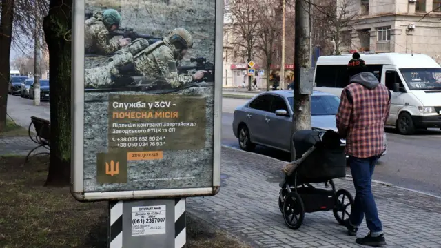 Чоловік з дитячим візком на вулиці 