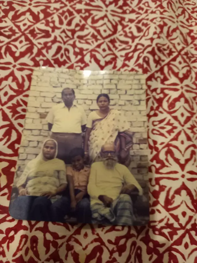 बरेली के मोहल्ला चक में मेरे मां-बाप सुरैया और अफ़सर जाफ़री (खड़े हुए) और नाना-नानी (बैठे हुए)