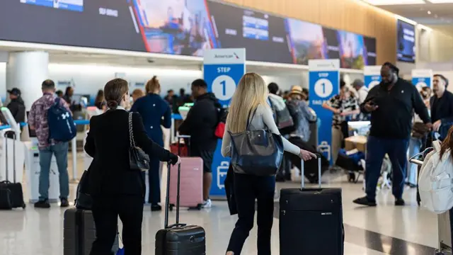 ගුවන්තොටුපොළ තුල ගුවන් මගීන් සිටින අයුරු