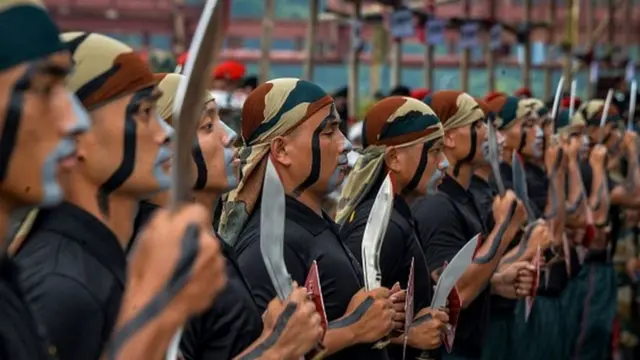 कालो शर्ट र टाउकोमा सैनिक रुमाल बेरेका भारतीय गोर्खा सैनिकहरू