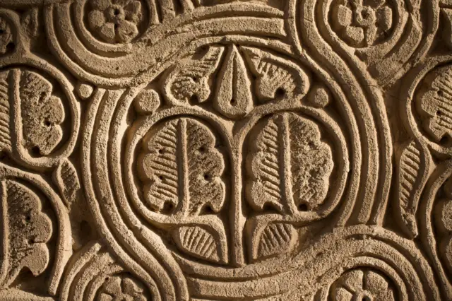 بخشی از ستون بنای نه‌گنبد در بلخ