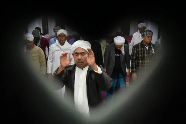 Sejumlah jamaah Tarekat Naqsabandiyah Al Kholidiyah melaksanakan salat tarawih pertama di Rumah Suluk Tarekat Naqsabandiyah Al Kholidiyah, Patumbak, Deli Serdang, Sumatera Utara, Sabtu (09/03)