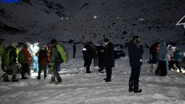 Os excursionistas reúnem-se para receber mais avisos de resgate enquanto as autoridades tibetanas tentam realojá-los num local seguro.