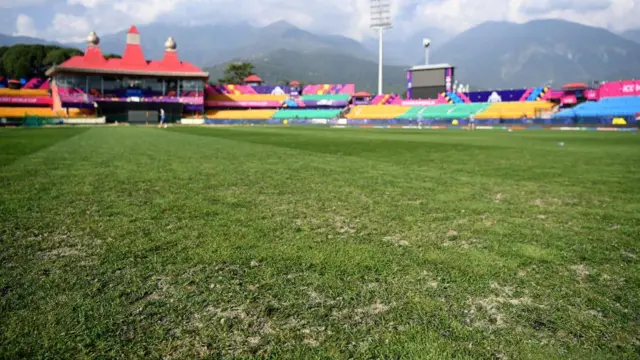 ধরমশালার মাঠের আউটফিল্ডে কোনও কোনও জায়গায় ঘাস উঠে গিয়েছিল