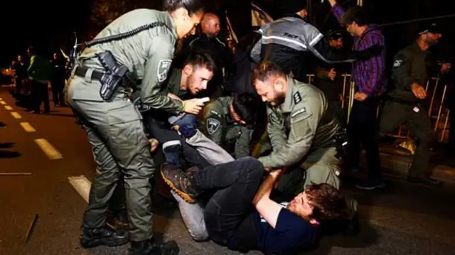 నిరసనకారులను అదుపులోకి తీసుకుంటున్న పోలీసులు