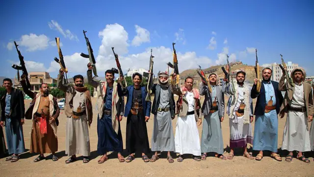 Сторонники поддерживаемого Ираном движения хуситов размахивают оружием во время митинга в знак солидарности с Ираном и Ливаном в Сане 8 апреля 2026 года