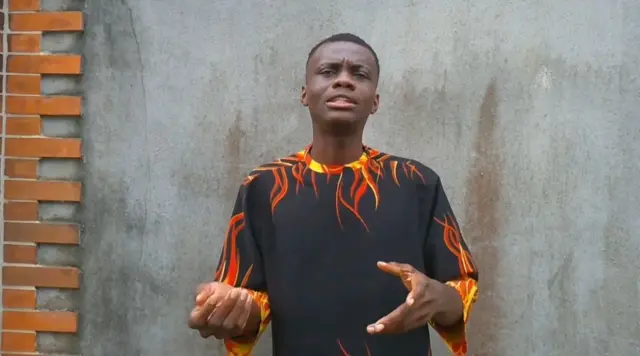 "Ọ bụrụ maka okwu ọjọọ, nke ahụ bụ kwa ụbọchị. Ọ dị ka mmiri ọṅụṅụ," ka Donatus kọọrọ anyị.