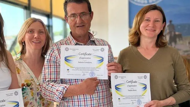 Natalia e amigos com certificados